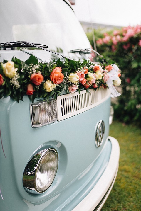 This image has an empty alt attribute; its file name is vw-bus-wedding.jpg